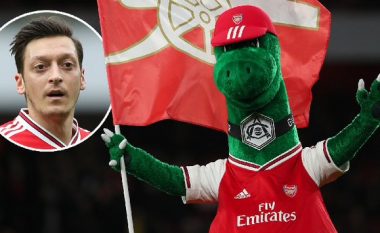 U bë viral largimi i punës së maskotës nga Arsenali – Ozil heq dorë nga një pjesë e pagës së tij për të mbajtur në skuadër përkrahësin e tyre