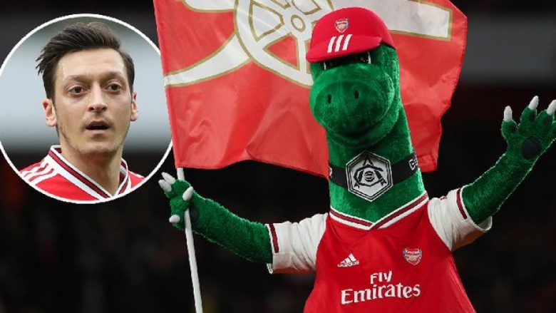 U bë viral largimi i punës së maskotës nga Arsenali – Ozil heq dorë nga një pjesë e pagës së tij për të mbajtur në skuadër përkrahësin e tyre