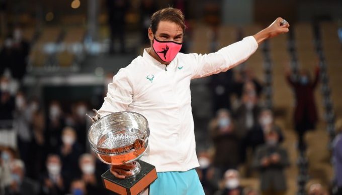 Nadal demolon Djokovicin në French Open dhe barazon rekordin e Federer
