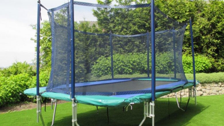 Tetëvjeçarja në SHBA ndërroi jetë, pasi u detyrua të kërcente në trampolinë pa u ndalur – nën temperatura të larta