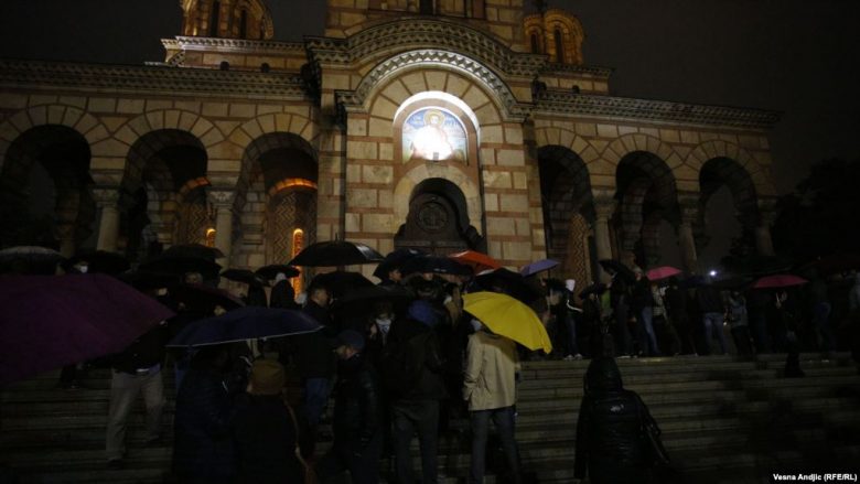 Serbët në Beograd dhe Mitrovicë të Veriut ndezën1000 qirinj për Oliver Ivanoviqin