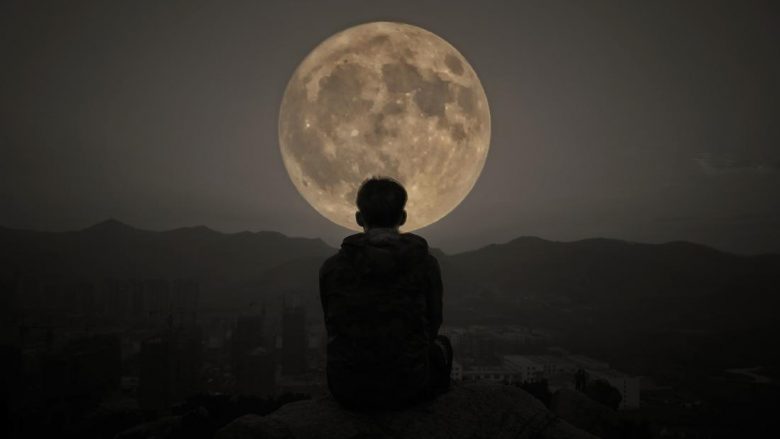 A ndikon Hëna e plotë në mirëqenien tonë fizike dhe mendore?