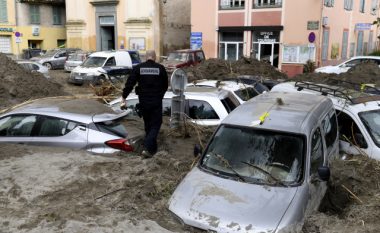 Makinat dhe shtëpitë “varrosen në baltë” – pamje të pasojave nga stuhitë në disa pjesë të Francës