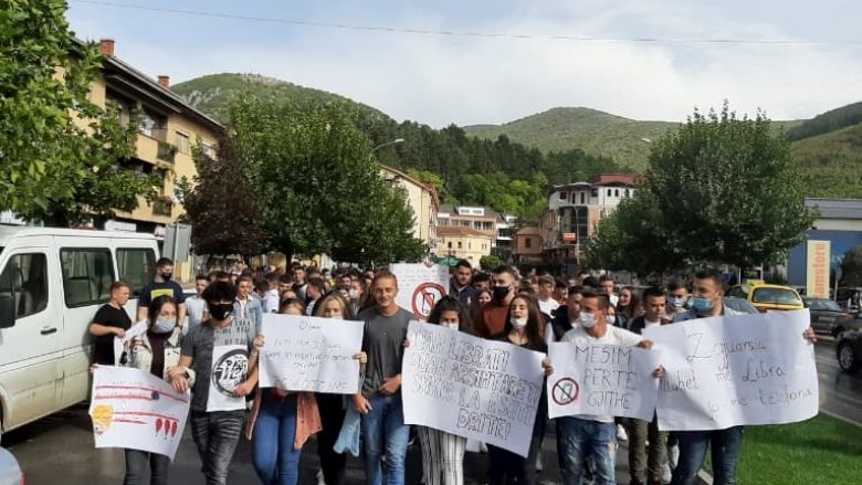 Nxënësit e shkollave të mesme në Kërçovë protestojnë kundër mësimit online