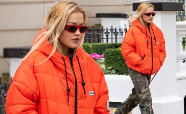 Rita Ora merr vëmendjen me xhaketën e ndezur rrugëve të Londrës