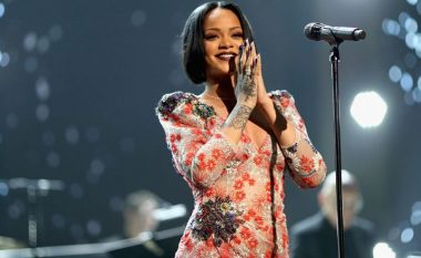 Rihanna kërkon falje publike për ofendimin që iu bëri myslimanëve në shfaqjen e saj të modës: Ndodhi pa dashje, nuk do të përsëritet