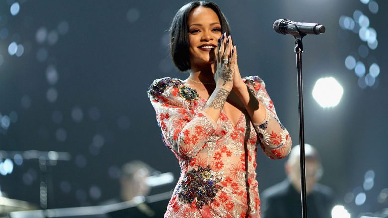 Rihanna kërkon falje publike për ofendimin që iu bëri myslimanëve në shfaqjen e saj të modës: Ndodhi pa dashje, nuk do të përsëritet