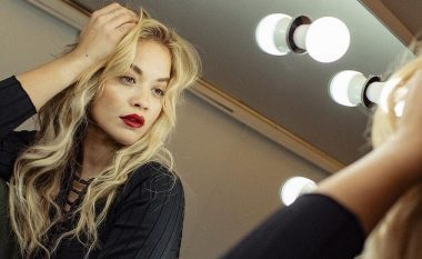 Rita Ora thekson gjoksin me dekoltenë e hapur