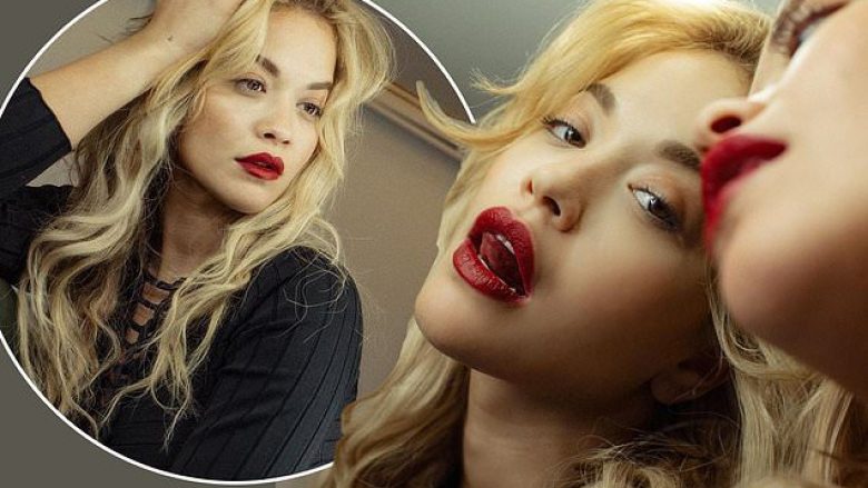 Rita Ora me dukje tërheqëse para pasqyrës, paralajmëron fansat se do të sjellë diçka vërtet argëtuese