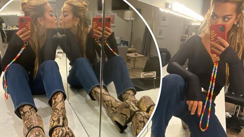 Rita Ora rrëmben vëmendjen me çizmet me lëkurë gjarpri, ndërsa realizon ‘selfie’ para pasqyrës