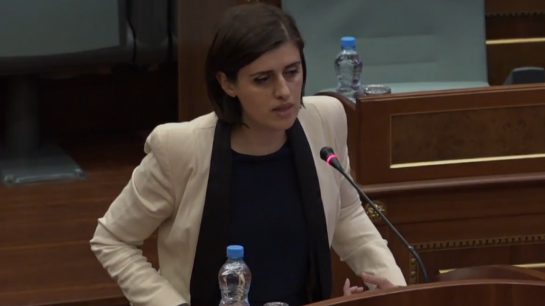 Deputetja Bogujevci polemizon me kryeministrin Hoti për çështjen e të pagjeturve
