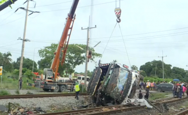 Përplaset autobusi me trenin në Tajlandë, aksidenti la të vdekur 17 persona dhe disa të lënduar