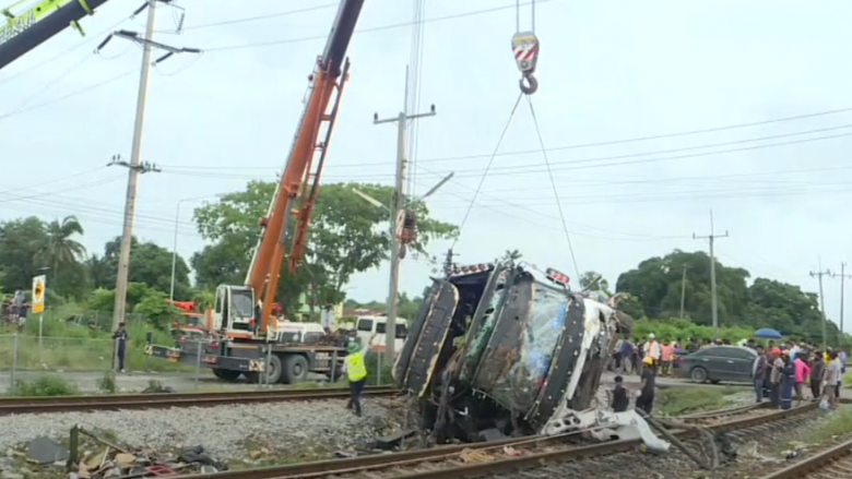 Përplaset autobusi me trenin në Tajlandë, aksidenti la të vdekur 17 persona dhe disa të lënduar