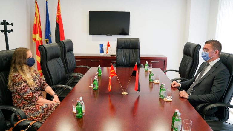 Mickoski në takimin me Galloway: Situata në Maqedoni është alarmante, qeveria nuk ndërmerr asgjë
