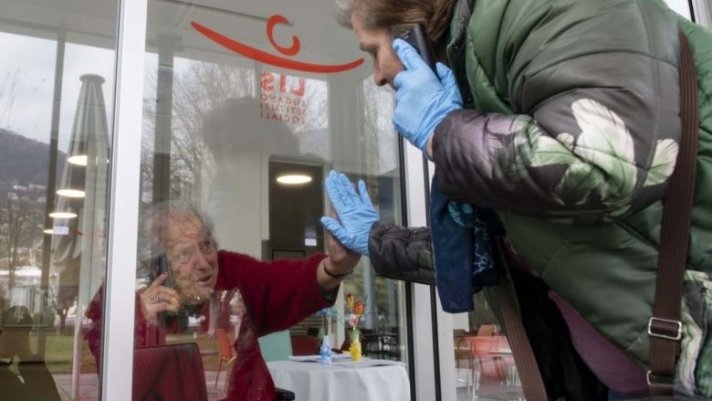 Tre punonjës në një shtëpi kujdesi në Zvicër, akuzohen për vrasjen e 20 të moshuarve gjatë kohës së pandemisë