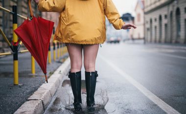 Moda praktike për ditët me shi: Gjashtë rroba vjeshtore të cilat secila femër patjetër duhet t’i ketë!