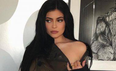Pasi ndau me ndjekësit dukjen e lëkurës pa filtra, Kylie Jenner tregon flokët pa paruke