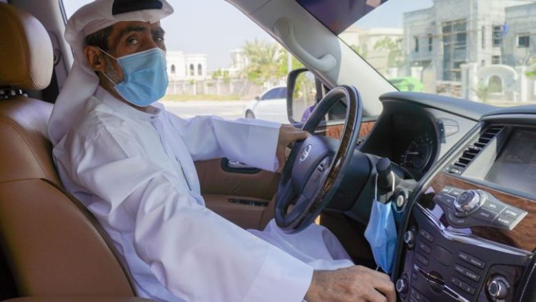 Babai i 12 fëmijëve nderohet nga policia – njihuni me shoferin nga Emiratet i cili nuk ka marrë asnjë gjobë për 45 vjet