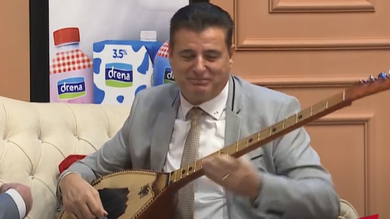 Agim Bahtiri i këndon këngë Jakup Krasniqit