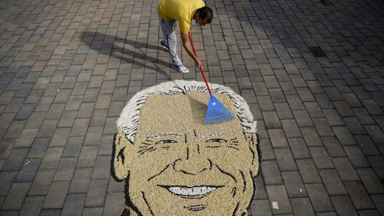 Artisti kosovar Alkent Pozhegu kësaj radhe portretizoi me fara Joe Biden, bën jehonë në mediet ndërkombëtare