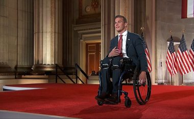 Djaloshi 25-vjeçar me karrocë shkruan histori: Ai do të jetë anëtari më i ri i Kongresit të SHBA-së