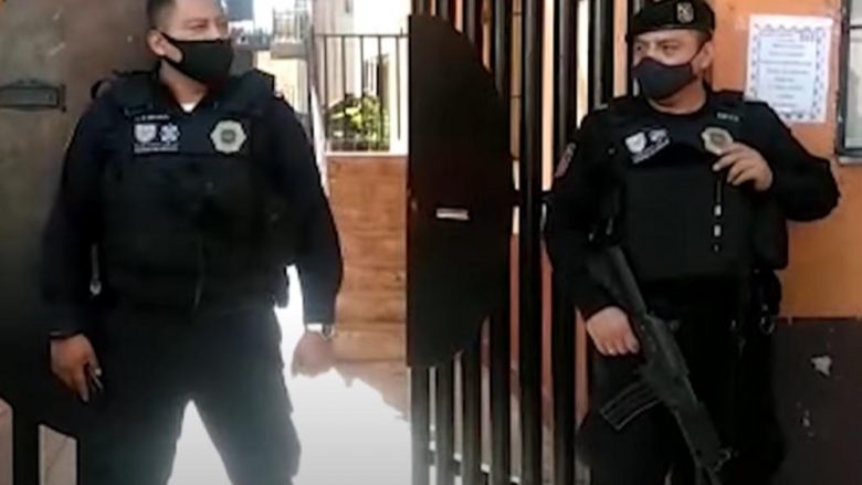 Policia meksikane ndalon dy 15-vjeçarë që bartnin një valixhe, kur ajo u hap – u zbulua trupi i pajetë i një foshnje