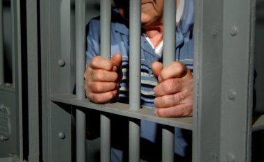 U dënua me 505 vite burgim për shpëlarje parash – gjykata e Los Angeles urdhëron lirimin e menjëhershëm të 73-vjeçarit