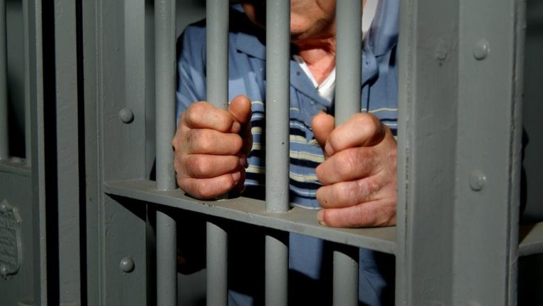 U dënua me 505 vite burgim për shpëlarje parash – gjykata e Los Angeles urdhëron lirimin e menjëhershëm të 73-vjeçarit