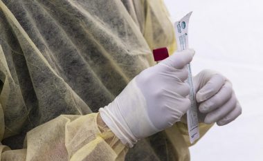 Amerikanët tani mund të testohen edhe në shtëpi, miratohet përdorimi i testit që për 30 minuta jep rezultatet e coronavirusit