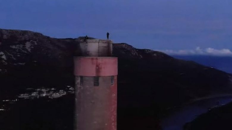 Ngjitet në oxhakun 450 metra të lartë, britaniku 19-vjeç filmoi çdo veprim për ta dokumentuar “aventurën”