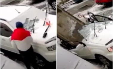 Pa pastronte veturën e mbuluar nga bora dhe akulli, bie mbi veturë pllaka e betonit – shpëton për një “fije floku” pronari i saj rus