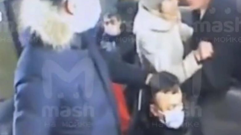 U kërkoi të bartin maska dhe njërin prej tyre e goditi shuplakë në autobus, 53-vjeçari nga Rusia theret për vdekje – kamerat filmuan fjalosjen