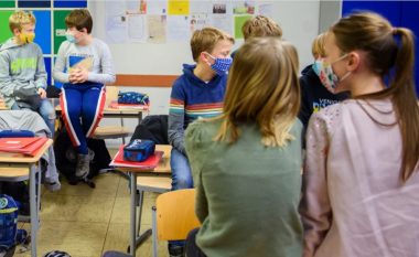 Studimi i fundit tregon se një numër i vogël i nxënësve janë infektuar me COVID-19, pediatret gjermanë këshillojnë që shkollat të mos mbyllen