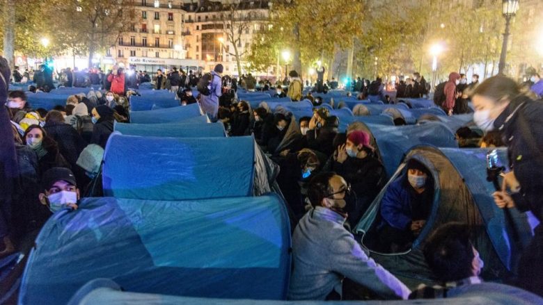Emigrantët ndërtojnë kamp në qendër të Parisit, policia ua largon tendat – demonstruesit përplasen me autoritetet e rendit