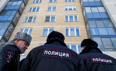 Krizë e pengmarrjes në Shën Petersburg, burri i mban të mbyllur në apartament gjashtë fëmijë – i dehur mban në dorë sëpatën