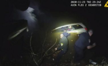 Vetura po fundosej në lumë, policia amerikan shpëton shoferin
