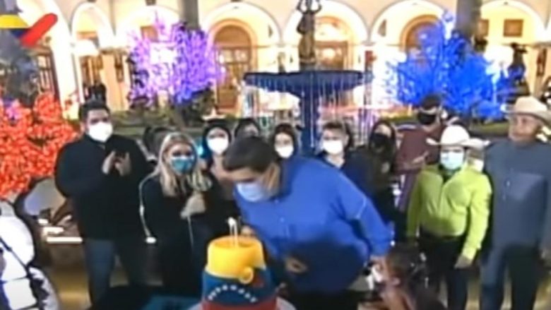 Tenton të fikë qirinjtë me maskë në fytyrë, presidenti i Venezuelës: Dëshmi që maska mbron