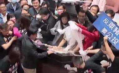Rrahje në parlamentin e Tajvanit, kryeministrin e gjuajnë me mish derri – pozitë e opozitë nuk kursejnë as grushtat e shqelmat