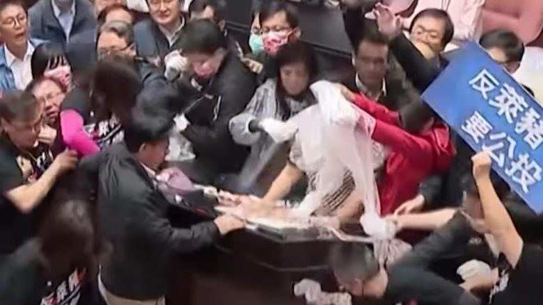 Rrahje në parlamentin e Tajvanit, kryeministrin e gjuajnë me mish derri – pozitë e opozitë nuk kursejnë as grushtat e shqelmat