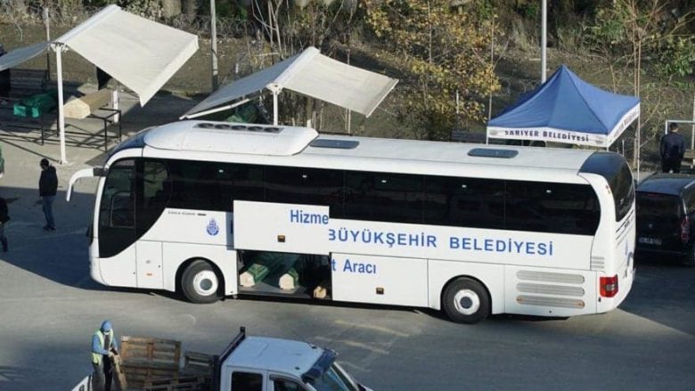 Pamjet rrëqethëse, autobusët e udhëtarëve ngarkohen me arkivole të viktimave nga COVID-19 në Turqi
