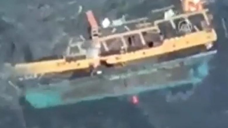 Rrokulliset anija me turistë në Antalia, raportohet për një të vdekur
