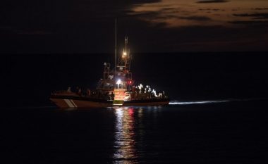 Një anije me migrantë goditi shkëmbinjtë, vdesin të paktën tetë persona