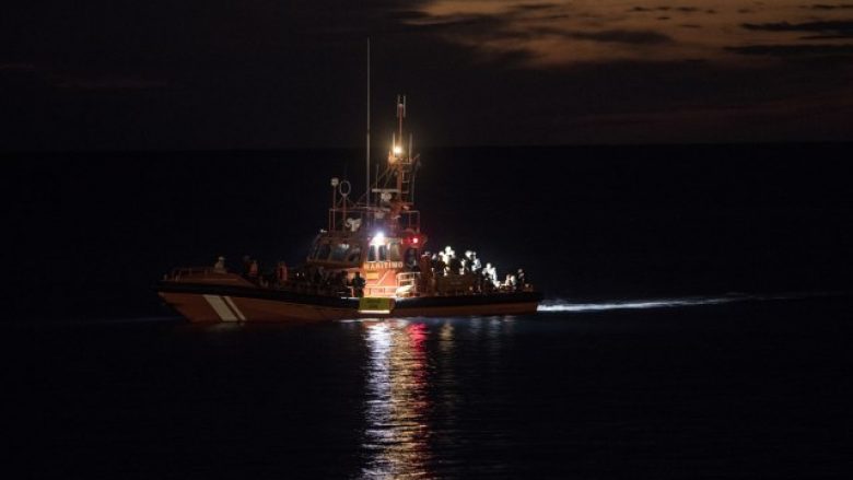 Një anije me migrantë goditi shkëmbinjtë, vdesin të paktën tetë persona