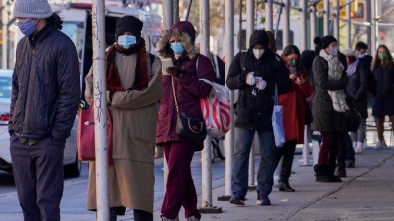 Njujorkezët e pasur punësojnë njerëz që të presin në radhë për t’iu siguruar një vend për testin COVID-19