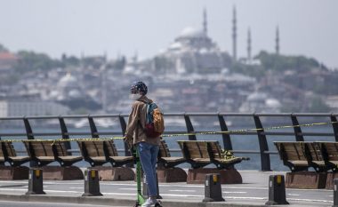 Turqia ndalon pirjen e duhanit edhe në vende publike shkaku i coronavirusit