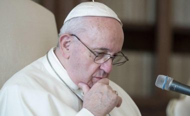 Llogaria zyrtare e Papës në Instagram pëlqeu foton e një modeleje braziliane, Vatikani ka nisur hetimet