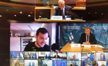 Ndodh edhe kjo në video-konferencën e Ministrave të Mbrojtjes të BE-së, gazetari holandez kyçet “rastësisht” – pjesëmarrësit fillojnë të qeshin