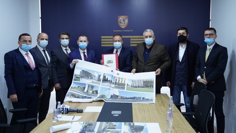 Zemaj ia dorëzoi nënkryetarit Rudari projektin e finalizuar për ndërtimin e Spitalit të Podujevës