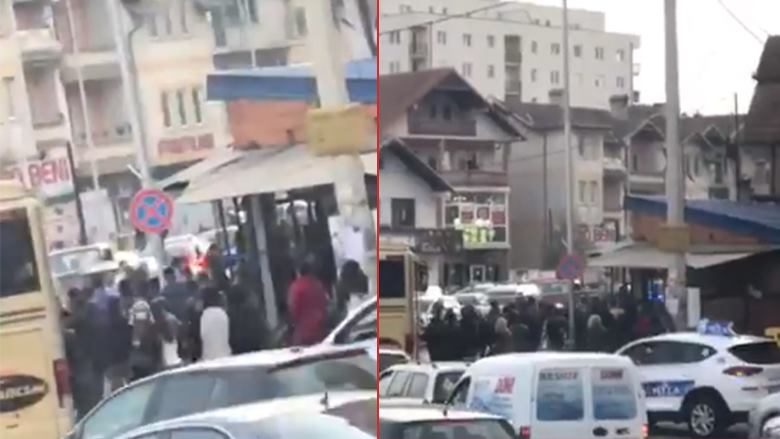 Përleshje fizike mes policëve dhe qytetarëve në Fushë Kosovë – plagoset me armë zjarri një person