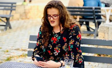 Vajza nga Mitrovica shkruan poezi dhe i publikon në rrjete sociale